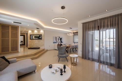 Villa Wisdom - Elegant & Homely with Pool, Galatas