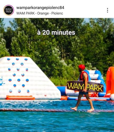 une personne marchant sur l'eau avec un bateau dans l'eau dans l'établissement La Villa Romane, à Montfaucon