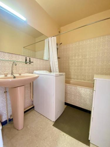 une salle de bain avec un lavabo et une baignoire dans l'établissement PORT CAMARGUE - APPARTEMENT 4 PERSONNES VUE SUR MER - 2 TERRASSES - PARKING, au Grau-du-Roi
