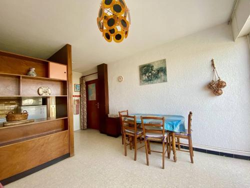 une cuisine avec une table et des chaises dans une pièce dans l'établissement PORT CAMARGUE - APPARTEMENT 4 PERSONNES VUE SUR MER - 2 TERRASSES - PARKING, au Grau-du-Roi