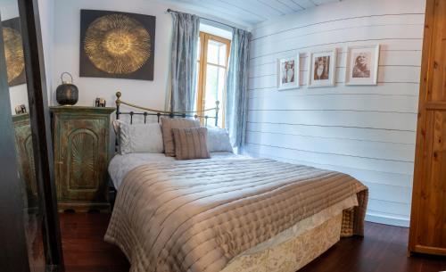 une chambre avec un lit dans une pièce dans l'établissement Heart of Chamonix Lovely and cosy 2 bedrooms, terrace, parking, à Chamonix-Mont-Blanc