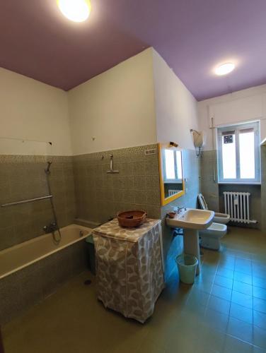 a bathroom with a tub and a sink and a toilet at Casa Vinella in Putignano