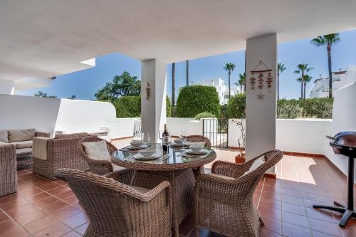 Family-Friendly Garden Apartment - Lunymar Golf Estepona, Pool & Near Beach