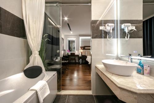 Koupelna v ubytování A25 Hotel - 16 Miếu Đầm