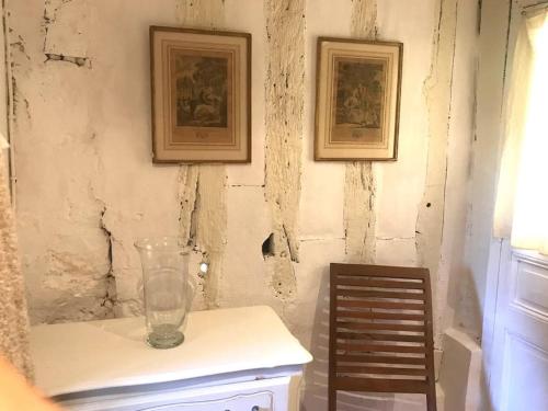 un vase assis sur un comptoir dans une pièce dans l'établissement Charmante Longère Piscine chauffée 8x4 Terrasse, Mer & Campagne Normandie, à Saint-Étienne-la-Thillaye