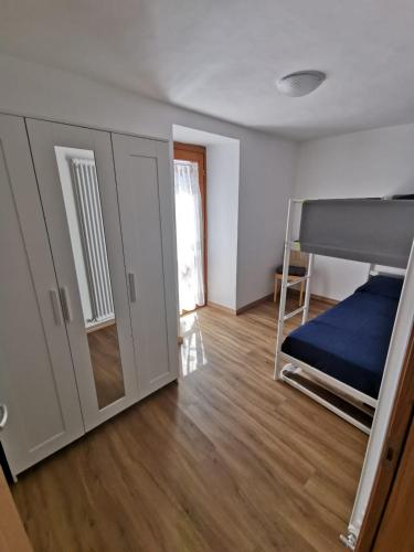 a room with a bunk bed and a bunk bed at Casa Dolomiti in Mezzano