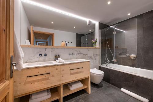 RiddesにあるChalet La Chanceの洗面台、浴槽、トイレを備えたバスルーム