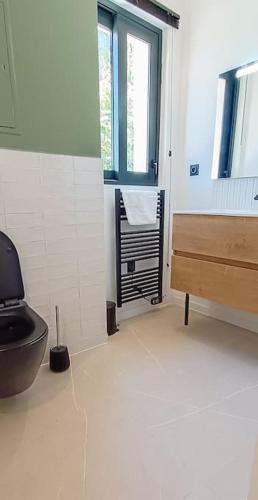 une salle de bain avec une baignoire, des toilettes et un lavabo dans l'établissement Aura Plage Appartement Aura, à Roquebrune-sur Argens