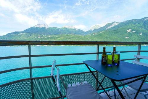 une table avec des bouteilles de bière assise sur un balcon dans l'établissement L'Attik superbe appartement pour 5 personnes, à Duingt