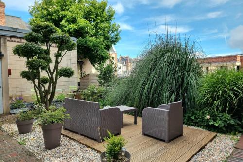 un jardin avec deux chaises et une terrasse en bois dans l'établissement 