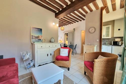 Il comprend un salon avec deux chaises et une cuisine. dans l'établissement 