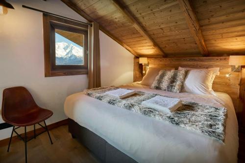 - une chambre avec un lit, une fenêtre et une chaise dans l'établissement Chalet Vardache - OVO Network, à Cordon