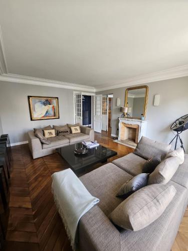 LUXURY APPARTMENT IN 7th DISTRICT WITH TOUR EIFFEL VIEW