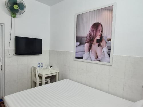 a room with a picture of a woman on the wall at Bin Hom Motel in Bien Hoa