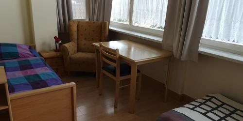 a bedroom with a desk and a chair and a bed at Vermietung Gisl in Wiesent