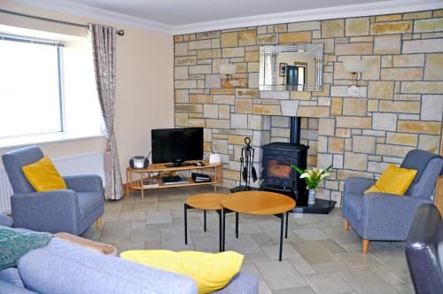 a living room with a stone wall at The Waters Edge in Aughris