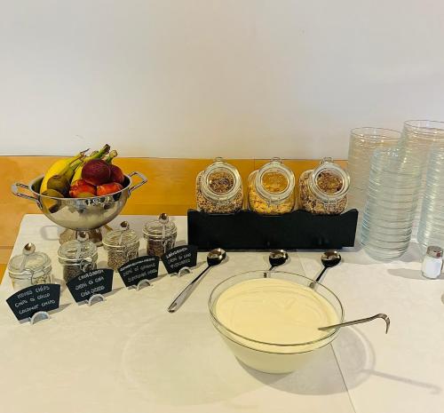 a table with a bowl of food and a bowl of fruit at Haus Noldin - historische Herberge - dimora storica in Salorno sulla Strada del Vino