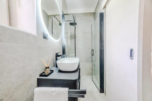Luxury apt near beach w big terrace and sea view