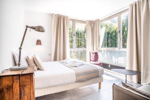 une chambre avec un lit et une grande fenêtre dans l'établissement Appt Daisy - Familial - Calme - Vues, à Chamonix-Mont-Blanc