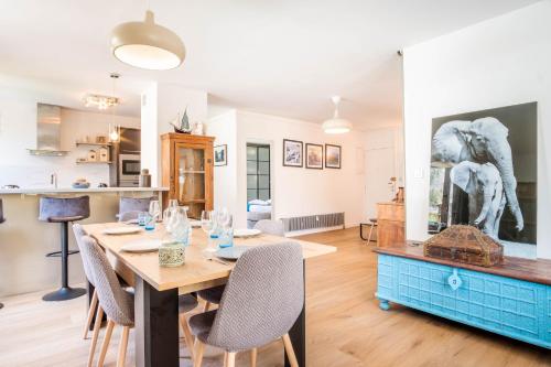 une salle à manger et une cuisine avec une table et des chaises dans l'établissement Appt Daisy - Familial - Calme - Vues, à Chamonix-Mont-Blanc