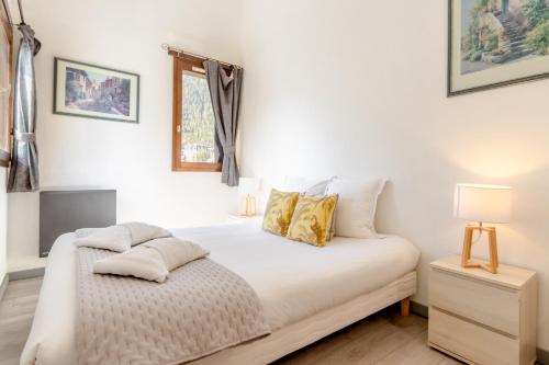 une chambre avec un lit avec des draps blancs et une fenêtre dans l'établissement Appt Donna - Chamonix Centre, à Chamonix-Mont-Blanc