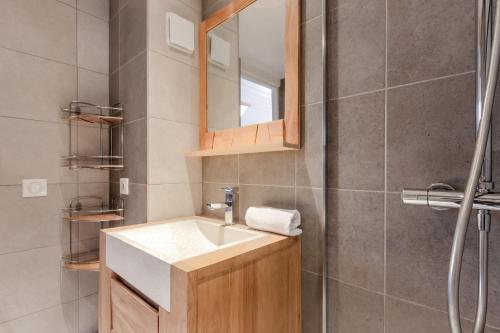 une salle de bain avec un lavabo et une douche dans l'établissement Triplex - Hypercentre - Balcon avec vue montagnes, à Chamonix-Mont-Blanc