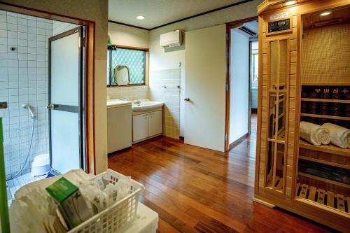 bagno con lavandino e servizi igienici in camera di 一宿一景一生縁-千葉県市原市小谷田店 a Ichihara