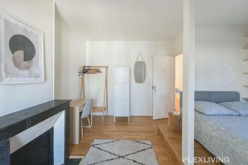 une chambre avec un lit et un bureau dans une pièce dans l'établissement Flexliving - room - Bausset, à Paris