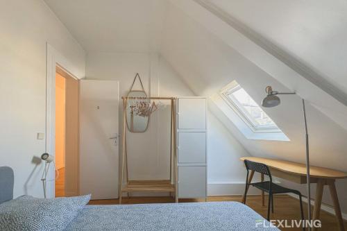 une chambre avec un lit, un bureau et une fenêtre dans l'établissement Flexliving - room - Bausset, à Paris
