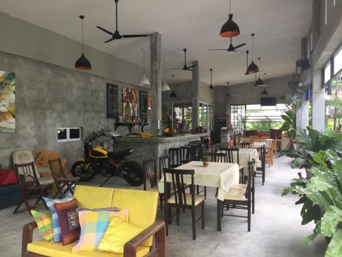 Un restaurante o sitio para comer en Baan Suan Ta Hotel