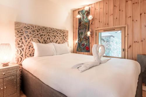 une chambre avec un grand lit et une fenêtre dans l'établissement Les jardins de Taconnaz - Les Houches, aux Houches