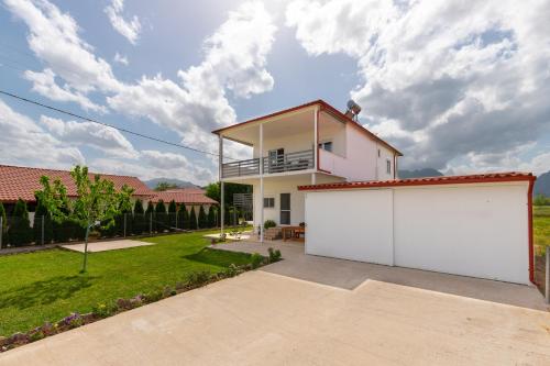 a house with a white garage in a yard at Countryside apartments ground floor in Gómfoi