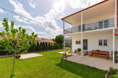 a view of the backyard of a house at Countryside apartments ground floor in Gómfoi