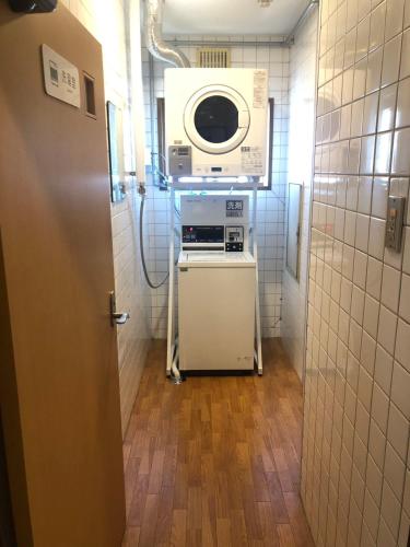 a small kitchen with a microwave and a stove at Little Garden in Otaru