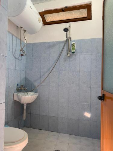 a bathroom with a sink and a toilet at Noemi House in Krujë