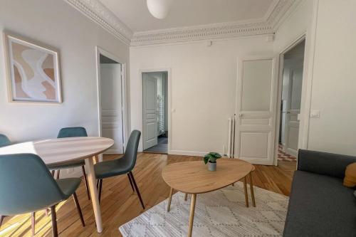 un salon avec une table et des chaises dans l'établissement Flexliving - Bedroom - Paris 18, à Paris