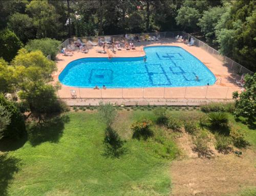 Elle offre une vue sur la grande piscine. dans l'établissement Appartement avec toit terrasse équipé au centre Saint Tropez vue mer, à Saint-Tropez