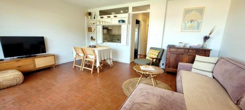 un salon avec un canapé et une table dans l'établissement Family nest overlooking the Gulf of Saint-Tropez, à Saint-Tropez