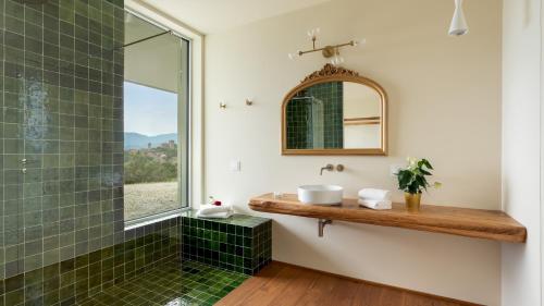 baño con lavabo y ducha con azulejos verdes en VILLA KRISZTINA 10, Emma Villas, en Bagnone