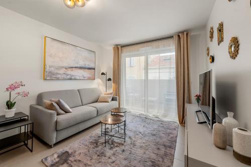 un salon avec un canapé et une fenêtre dans l'établissement Beautiful apartment Cannes center terrace parking, à Cannes