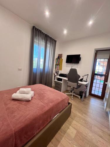 a bedroom with a bed and a desk with a computer at Zoelia Casilina House in Rome