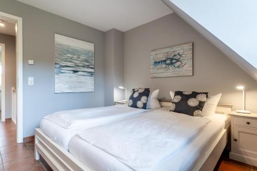 Postel nebo postele na pokoji v ubytování Westmarken Reetdachhaus Strandkontor