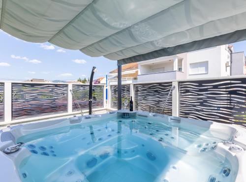 Apartment Merita في قشتيلا: حوض استحمام ساخن على شرفة المبنى