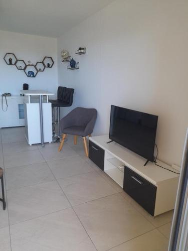 Photo de la galerie de l'établissement Studio vue mer Port de Hyères, à Hyères