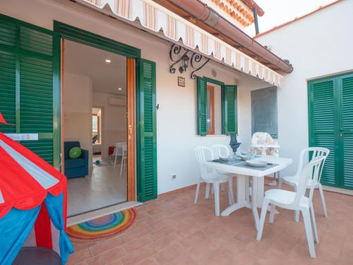 una sala da pranzo con tavolo e sedie su un patio di Babyaccommodation Family Garden II a Pietra Ligure