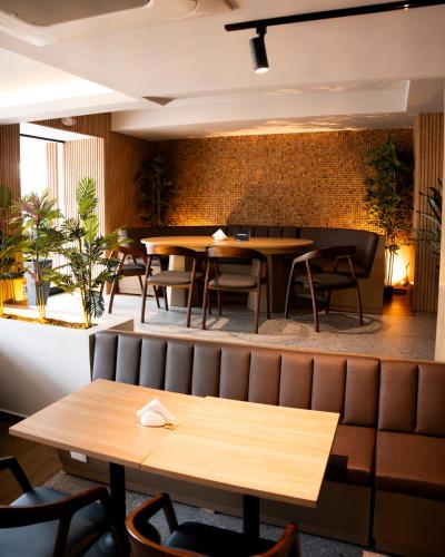 a restaurant with tables and chairs and a brick wall at Dreamer Beach Club in San Andrés