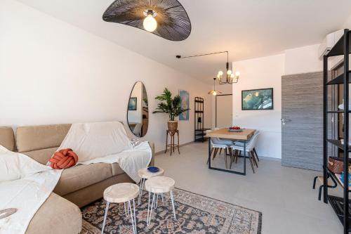 un salon avec un canapé et une table dans l'établissement A Nepita - 150m de la plage, à Pietrosella