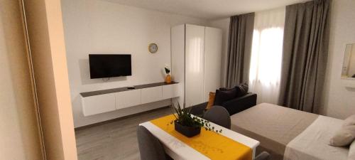a living room with a couch and a tv at La casa di mest Pepp in Monopoli