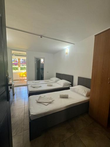 two beds are in a room with a room with at Complex Hotelier Corsa in Costinesti