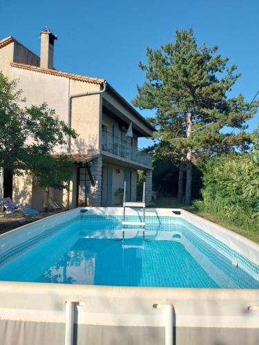une piscine devant une maison dans l'établissement Villa familliale idéale pour les enfants, à Manosque